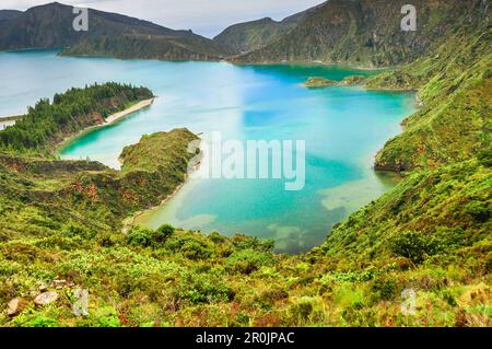 Cratère lac Lagoa do Fogo dans la caldeira du volcan Agua de Pau, lagune de feu, point d'observation Miradouro Pico da Barrosa, île de Sao Miguel, Açores Banque D'Images