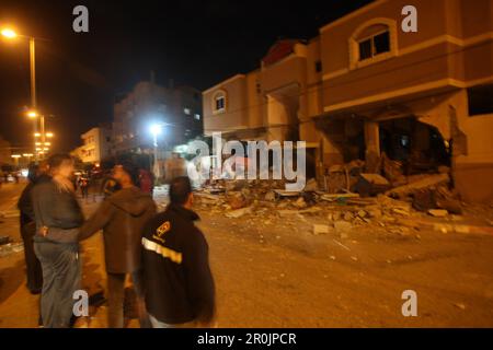 Rafah, Gaza. 09th mai 2023. Les Palestiniens inspectent une maison endommagée après une frappe aérienne israélienne dans le camp de réfugiés de Rafah, dans le sud de la bande de Gaza, dans les Territoires palestiniens, mardi, à 9 mai 2023. Au moins neuf personnes ont été tuées par des frappes aériennes israéliennes en début de matinée à 9 mai, selon le ministère de la Santé des territoires palestiniens. Photo par Ismael Mohamad/UPI crédit: UPI/Alay Live News Banque D'Images