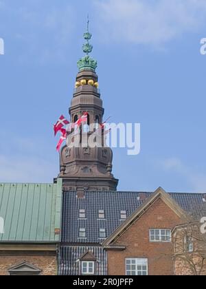 Tour baroque vue rapprochée au sommet du Parlement danois Borg avec drapeaux danois Banque D'Images