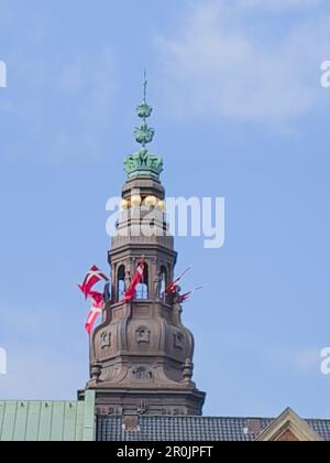 Tour baroque vue rapprochée au sommet du Parlement danois Borg avec drapeaux danois Banque D'Images