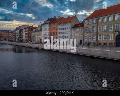 Coucher de soleil sur la rue Nybrogade dans le centre-ville de Copenhague avec maisons de ville de 18th siècles Banque D'Images