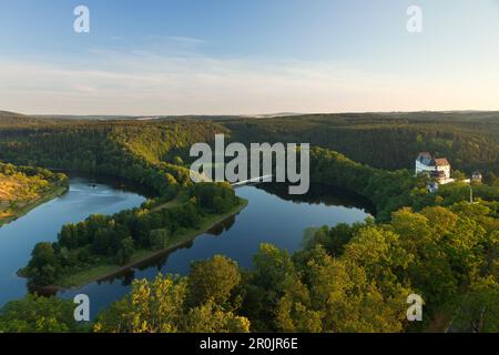 Barrage Saale près du château de Burgk, parc naturel Thueringer Schiefergebirge / Obere Saale, Thuringe, Allemagne Banque D'Images