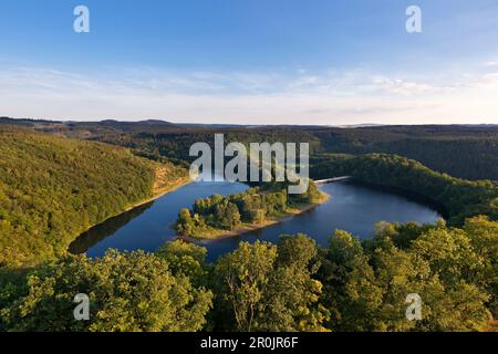 Barrage Saale près du château de Burgk, parc naturel Thueringer Schiefergebirge / Obere Saale, Thuringe, Allemagne Banque D'Images