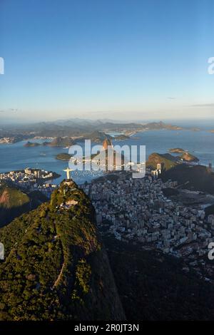 Statue de Cristo Redentor (Christ Rédempteur) sur le mont Corcovado, forêt de Tijuca dans la partie sud de la ville, orientée vers l'est sur Baia de Guanabara, su Banque D'Images