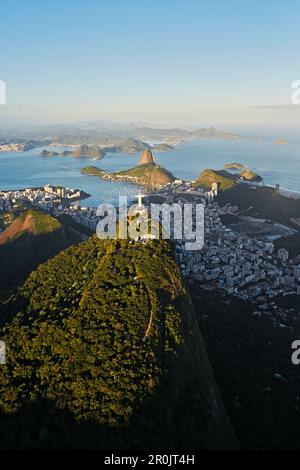 Statue de Cristo Redentor (Christ Rédempteur) sur le mont Corcovado, forêt de Tijuca dans la partie sud de la ville, orientée vers l'est sur Baia de Guanabara, su Banque D'Images