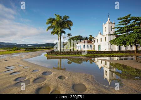 Soleil du matin, cassis, dans la pluie rempli Rua Fresca, église Iglesia de Nostra Senora das Dores, vieille ville historique, Paraty, Costa Verde, Rio de Janeir Banque D'Images