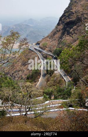 Valparai - route Polachi, virages en épingle à cheveux, en descendant vers le plateau, sud Polachi, Tamil Nadu, Western Ghats, Inde Banque D'Images