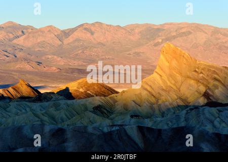 Zabriskie Point au lever du soleil dans la Death Valley National Park, California, USA, Amérique Latine Banque D'Images