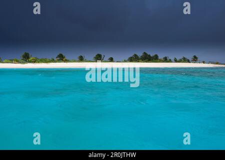 Tempête et orage nuages sur une plage tropicale, mer, Sandy Island, Carriacou, Grenade, Antilles néerlandaises, Antilles néerlandaises, Iles du vent, Antilles, Banque D'Images
