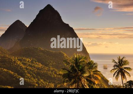 Coucher de soleil avec vue sur la mer, les montagnes des bateaux à voile et des volcans les Pitons avec gros et petit Piton, baie de Pitons, patrimoine mondial de l'UNESCO, Soufrière, St. L Banque D'Images