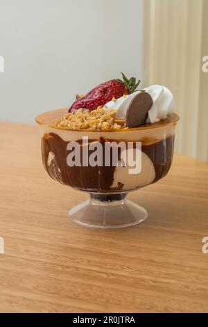 la nourriture, la crème glacée, la crème et la fraise comme une garniture dans le fond des biscuits faits maison, desserts doux comme papier peint, pâtisserie et confiserie Banque D'Images