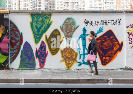 Graffiti drôle sur le mur sur Moganshan Road, femmes passant, art de rue, quartier d'art à la rivière Wusong, district de Putuo, Shanghai, Chine, Asie Banque D'Images