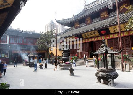 Cour du Temple Yufo, Temple du Bouddha de Jade, incence brûlante, monastère bouddhiste, gratte-ciel, Architecture traditionnelle, quartier de Putuo, Shanghai, Chi Banque D'Images