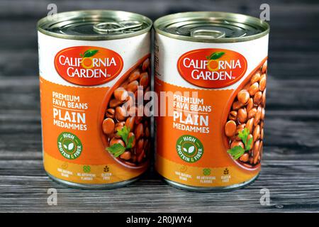 Le Caire, l'Egypte, 6 mai 2023: En conserve California Garden Premium fava haricots medammes plaine, haute protéine fibre, fava haricots qui est le plat principal et sandwi Banque D'Images