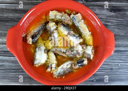 Conserves de sardines épicées dans l'huile végétale, ouverture facile, sardine poissons pilchards riches en nutriments, petit, gras poisson, une source d'acide gras oméga 3, fruits de mer Banque D'Images