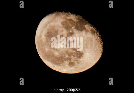 Naplouse, Palestine. 08th mai 2023. Une vue sur la lune dans le ciel de la ville de Naplouse, en Cisjordanie occupée. Crédit : SOPA Images Limited/Alamy Live News Banque D'Images