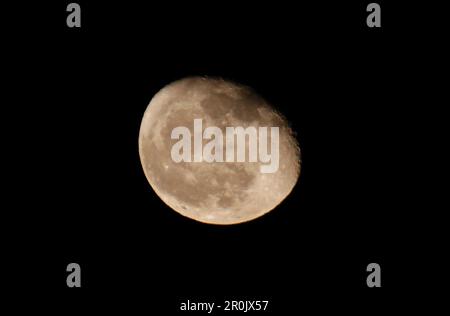 Naplouse, Palestine. 08th mai 2023. Une vue sur la lune dans le ciel de la ville de Naplouse, en Cisjordanie occupée. Crédit : SOPA Images Limited/Alamy Live News Banque D'Images