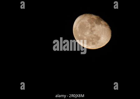 Naplouse, Palestine. 08th mai 2023. Une vue sur la lune dans le ciel de la ville de Naplouse, en Cisjordanie occupée. Crédit : SOPA Images Limited/Alamy Live News Banque D'Images