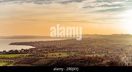 Coucher de soleil sur Manerba del Garda, Lac de Garde, Alpes, Lombardie, Italie Banque D'Images