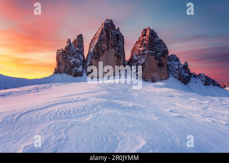 Tre Cime di Lavaredo, Dolomites Sexten un matin coloré, près de la cabane de montagne Dreizinnen, patrimoine mondial de l'UNESCO, Italie Banque D'Images