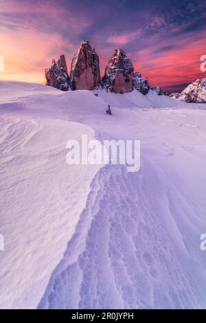 Tre Cime di Lavaredo, Dolomites Sexten un matin coloré, près de la cabane de montagne Dreizinnen, patrimoine mondial de l'UNESCO, Italie Banque D'Images