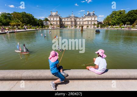 Les filles jouent avec des voiliers à l'étang du Palais du Luxembourg, jardin du Luxembourg, 6.arrondissement, quartier Latin, Paris, France Banque D'Images