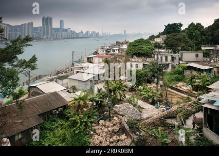 Vue sur les maisons simples et maisons en tôle de fer à Hongkong moderne Skyline, Yau Tong, Kowloon, Hongkong, Chine, Asie Banque D'Images