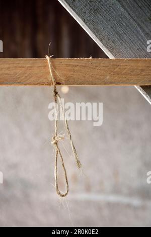 Corde nouée suspendue dans une grange au musée extérieur, Neuhausen ob Eck, Alb de Swabian, Bade-Wurtemberg, Allemagne Banque D'Images