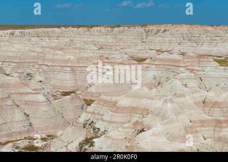 Badlands avec couches de strates rocheuses au coucher du soleil, parc national des Badlands, Dakota du Sud, États-Unis. Banque D'Images