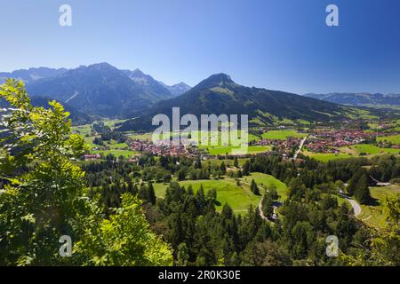 Vue sur la vallée de l'Ostrach avec Bad Oberdorf, Bad Hindelang et Imberger Horn, Alpes Allgaeu, Allgaeu, Bavaria, Germany Banque D'Images