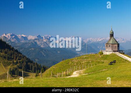 Chapelle sur Wallberg, vue sur les montagnes de Karwendel, près de Rottach-Egern am Tegernsee, Mangfallgebirge, Bavière, Allemagne Banque D'Images