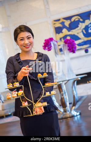 La serveuse sert un thé de qualité dans le bar-salon Ritz-Carlton situé au 51st étages de l'hôtel Ritz-Carlton de Macao, dans le complexe Galaxy Macau, C. Banque D'Images