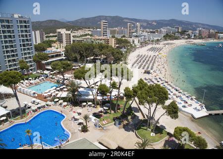 Au-dessus de la piscine de l'hôtel et de la plage Playa de Magaluf, Magaluf, Majorque, Iles Baléares, Espagne Banque D'Images