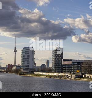 Vue panoramique à partir de pont Oberbaum à Friedrichshain, Alex, la tour de télévision, d'un salon , Bauhaus Mercedes, Spree Banque D'Images