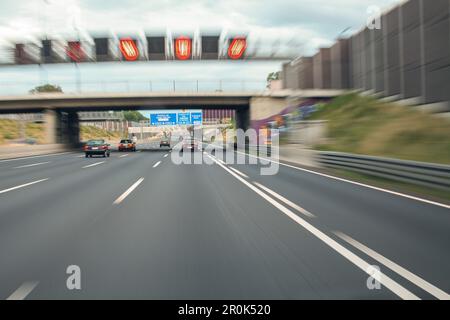 Autobahn allemand, A1, autoroute, autoroute, autoroute, vitesse, limite de vitesse, panneaux électroniques, murs de protection contre le bruit, circulation, Infrastructure, camions, Cologne, Banque D'Images