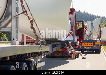 A 9, charge lourde, transport d'éoliennes, pales de rotor, Autobahn allemand, camionneurs, pause, attente, convoi, autoroute, autoroute, vitesse, limite de vitesse, Banque D'Images