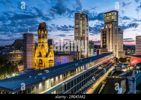 Vue sur le centre commercial avec le Bikini, Gedaechnis l'église et le Waldorf Astoria building, Berlin, Germany Banque D'Images