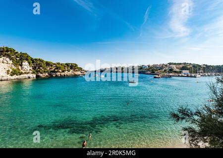 Port de plaisance et plage à Porto Christo, Majorque, Iles Baléares, Espagne Banque D'Images