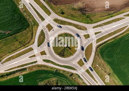 Rond-point intersection de la circulation routière avec de nombreuses voitures, prise aérienne de drone pov le jour ensoleillé de printemps Banque D'Images