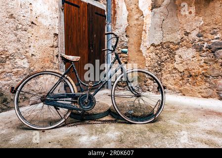 Vélo d'époque abandonné dans la rue de la vieille ville de Lovran en Croatie, attention sélective Banque D'Images