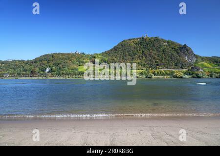 Vue sur le Rhin de Drachenburg château sur le Drachenfels, de Bonn Mehlem, vallée du Rhin moyen, Nordrhein-Westfalen, Germany, Europe Banque D'Images