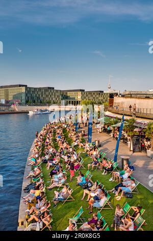 Bar de plage Plage de la capitale le long de la rivière Spree, quartier du gouvernement, Berlin, Allemagne Banque D'Images