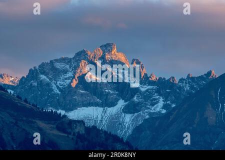 Panorama ALP au coucher du soleil, lueur alpine, Allgaeu, Oberallgaeu, Oberstdorf, Allemagne Banque D'Images