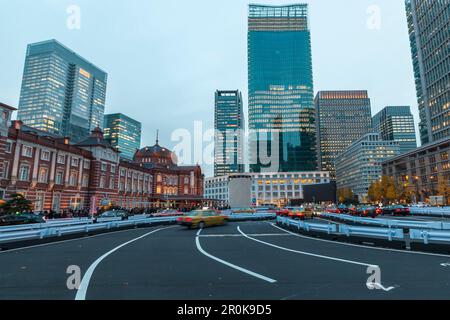 File de taxis devant la gare de Tokyo à l'heure bleue, Chuo-ku, Tokyo, Japon Banque D'Images
