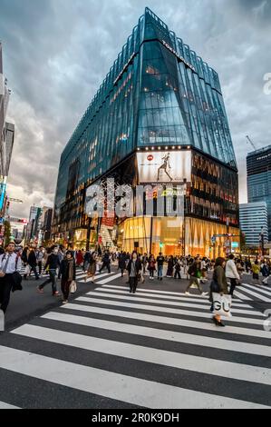 Croisement avec les piétons à Tokyu Plaza Ginza sur une journée nuageuse, Ginza, Chuo-ku, Tokyo, Japon Banque D'Images