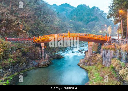 Pont rouge en bois nommé Shinkyo sur la rivière de Daiya Nikko, Préfecture Tochigi, Japon Banque D'Images