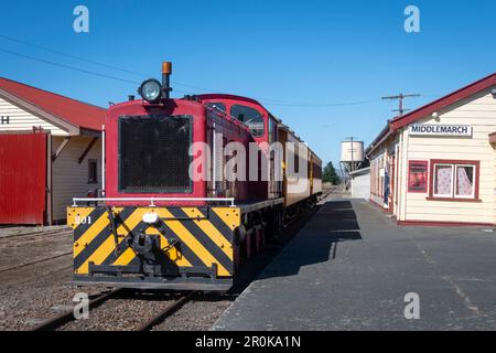 Locomotive et wagons électriques diesel à la gare de Middlemarch, Otago Central Railway et Central Otago Rail Trail, South Island, Nouvelle-Zélande Banque D'Images