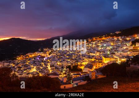 Competa dans la lumière du soir, pueblo blanco, village blanc, province de Malaga, Andalousie, Espagne, Europe Banque D'Images