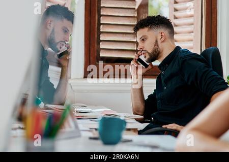 Il sait qui appeler pour faire les choses. un jeune homme d'affaires utilisant un smartphone dans un bureau moderne. Banque D'Images