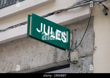 lyon , aura France - 04 27 2023 : Jules logo chaîne de marque et texte signe de façade française magasin de vêtements avant boutique Banque D'Images